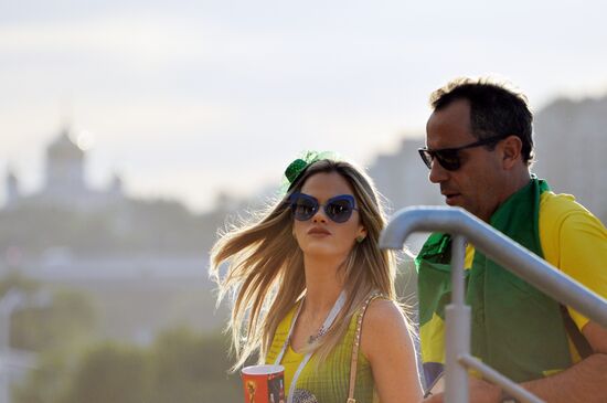 Болельщики перед матчем ЧМ-2018 по футболу между сборными Бразилии и Швейцарии