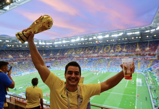 Болельщики перед матчем ЧМ-2018 по футболу между сборными Бразилии и Швейцарии