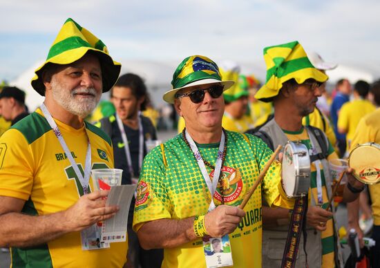 Болельщики перед матчем ЧМ-2018 по футболу между сборными Бразилии и Швейцарии