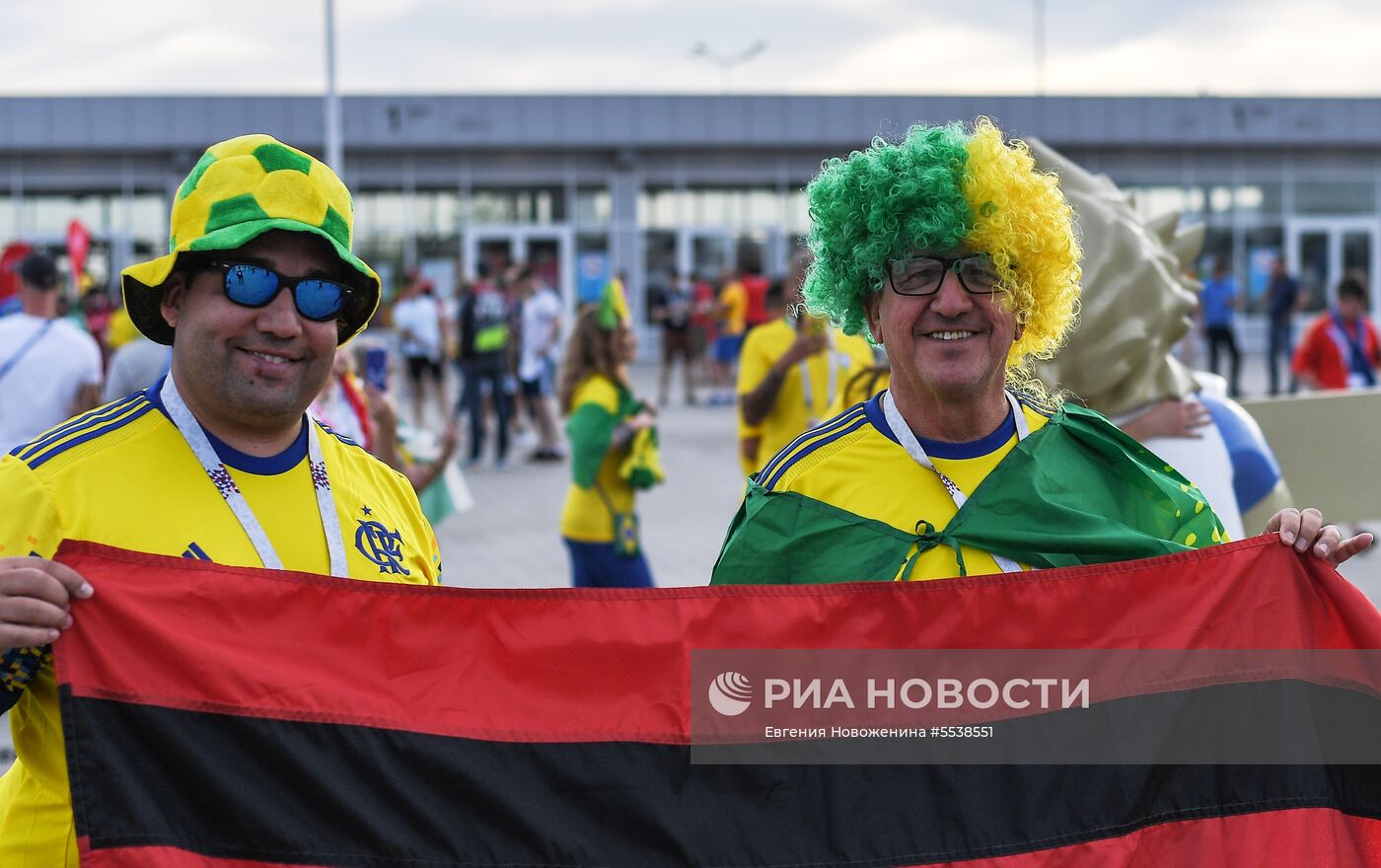 Болельщики перед матчем ЧМ-2018 по футболу между сборными Бразилии и Швейцарии