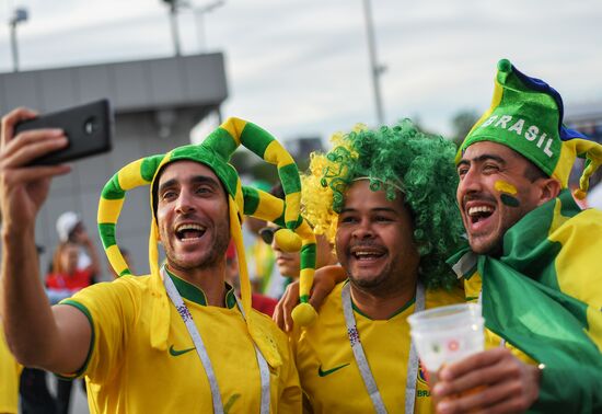 Болельщики перед матчем ЧМ-2018 по футболу между сборными Бразилии и Швейцарии