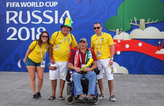 Болельщики перед матчем ЧМ-2018 по футболу между сборными Бразилии и Швейцарии