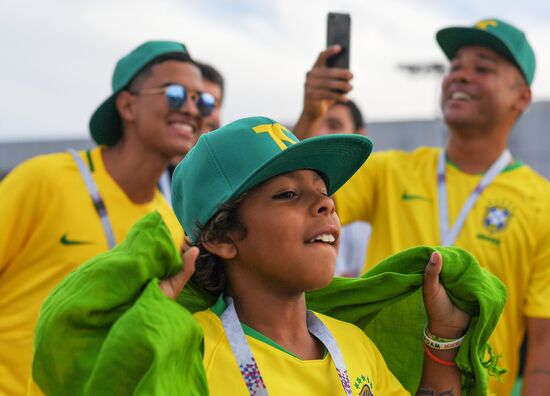Болельщики перед матчем ЧМ-2018 по футболу между сборными Бразилии и Швейцарии