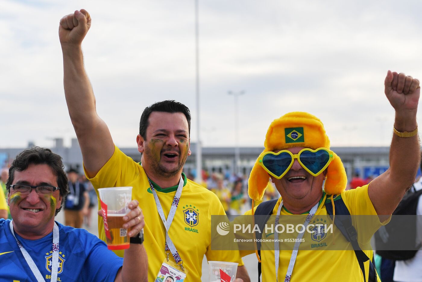 Болельщики перед матчем ЧМ-2018 по футболу между сборными Бразилии и Швейцарии