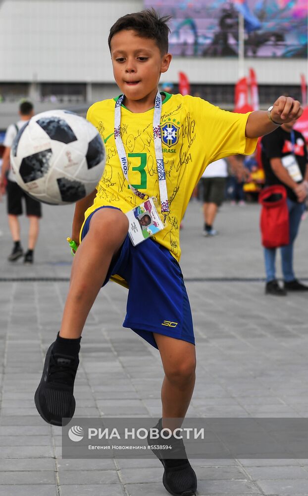 Болельщики перед матчем ЧМ-2018 по футболу между сборными Бразилии и Швейцарии