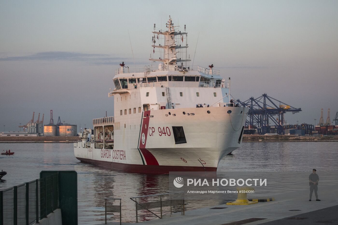 Три судна с мигрантами прибыли в Испанию