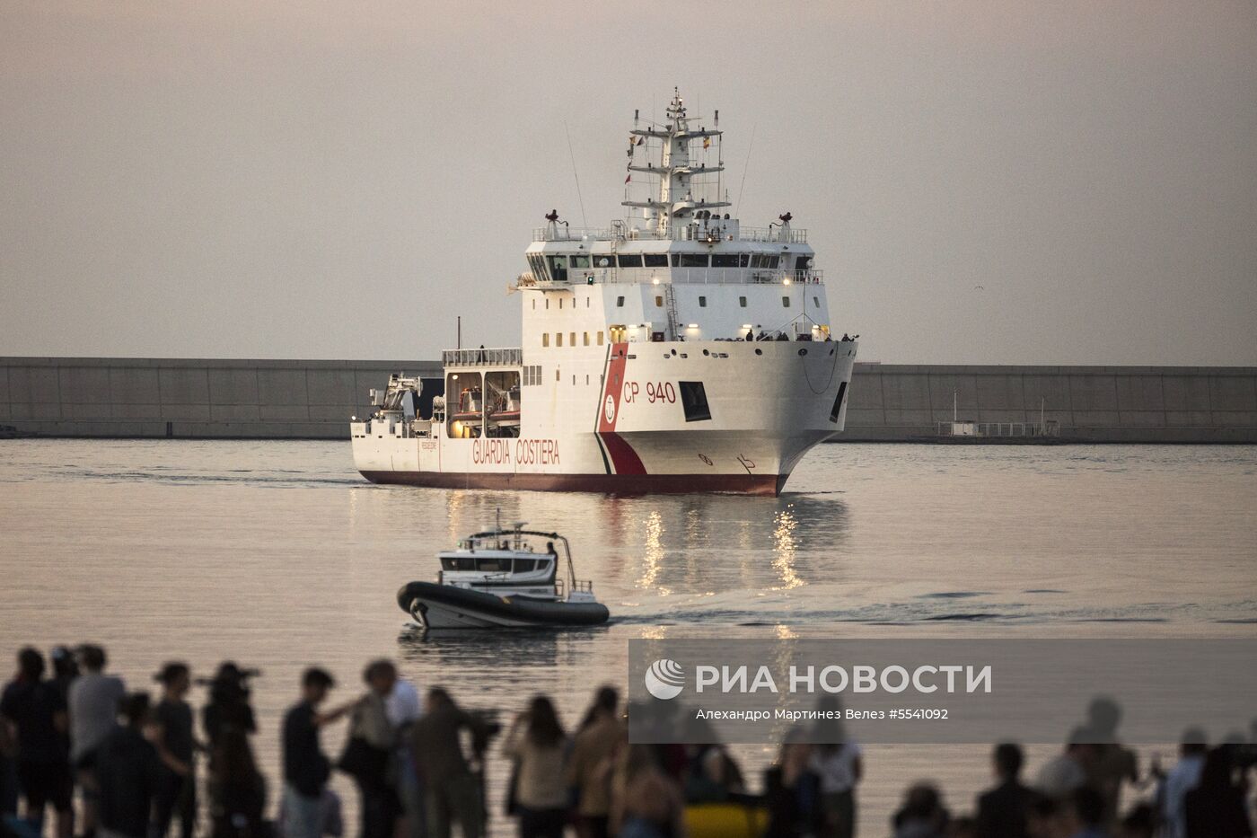 Три судна с мигрантами прибыли в Испанию