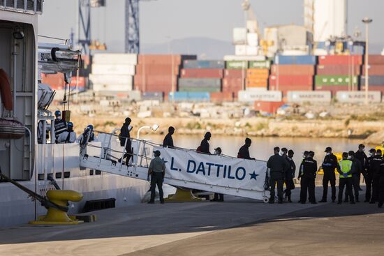 Три судна с мигрантами прибыли в Испанию