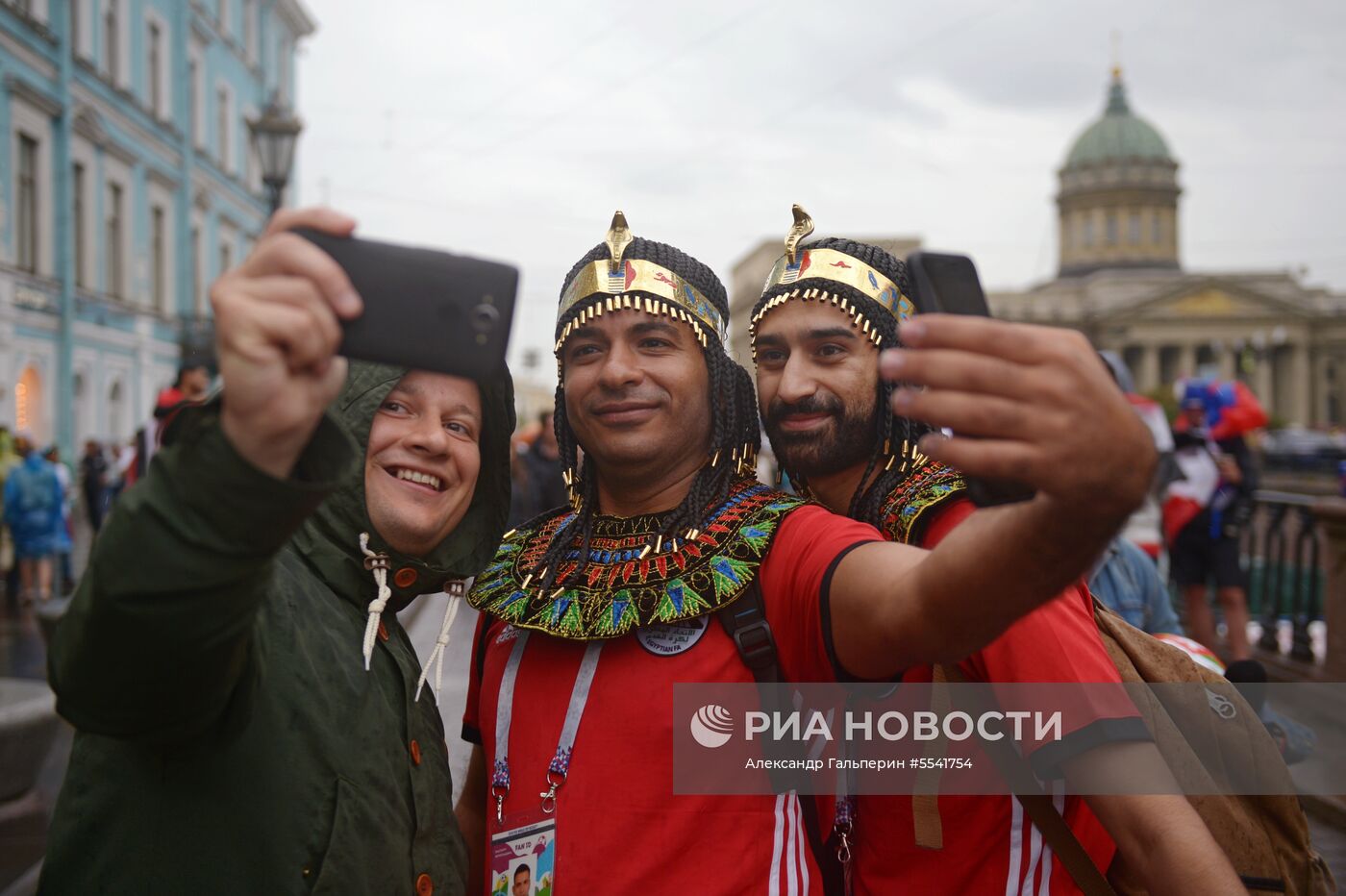 Болельщики перед матчем ЧМ-2018 по футболу между сборными России и Египта