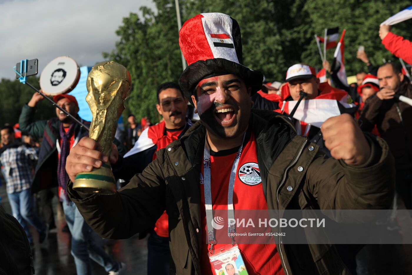 Болельщики перед матчем ЧМ-2018 по футболу между сборными России и Египта