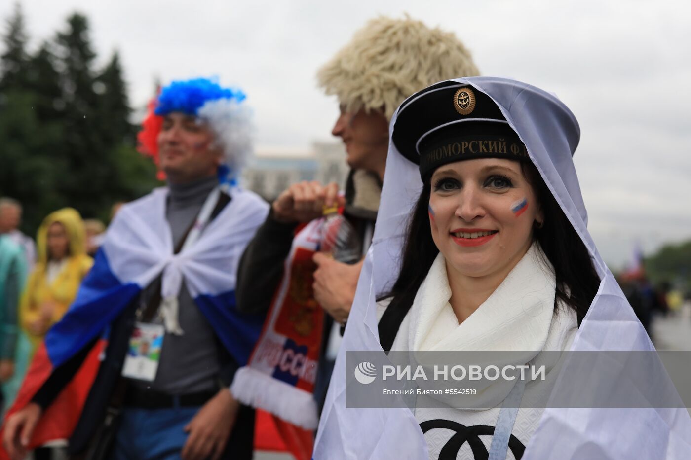 Болельщики перед матчем ЧМ-2018 по футболу между сборными России и Египта