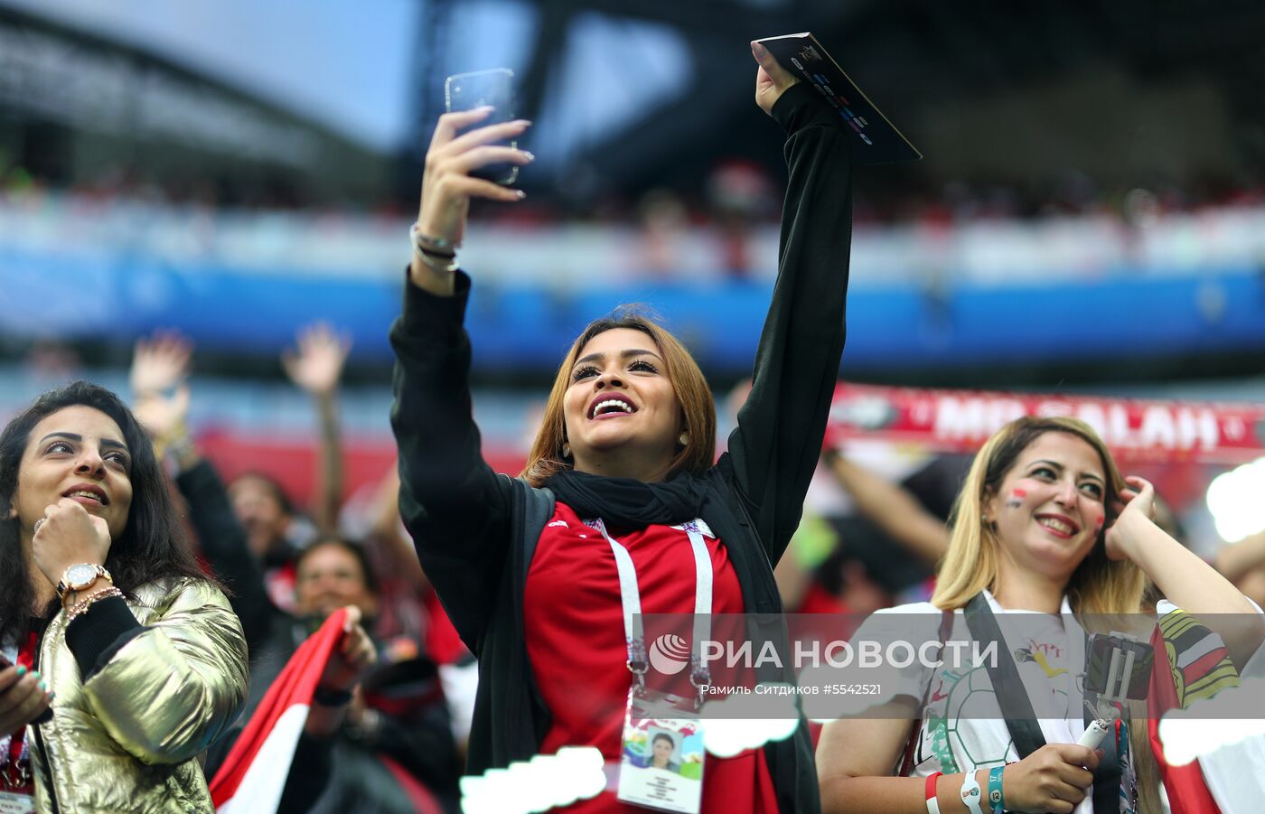 Болельщики перед матчем ЧМ-2018 по футболу между сборными России и Египта