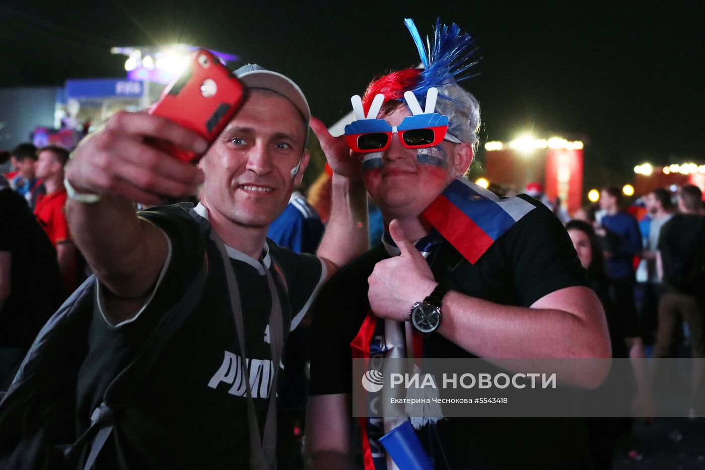 Российские болельщики празднуют победу сборной России