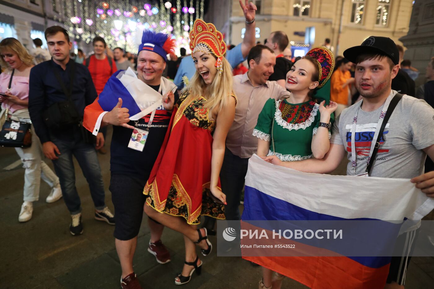 Российские болельщики празднуют победу сборной России