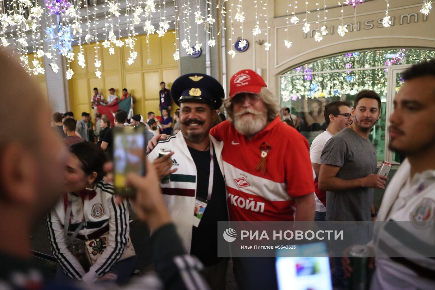 Российские болельщики празднуют победу сборной России