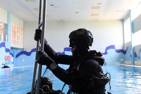 Занятия боевых пловцов в Центре специального назначения ФСБ России