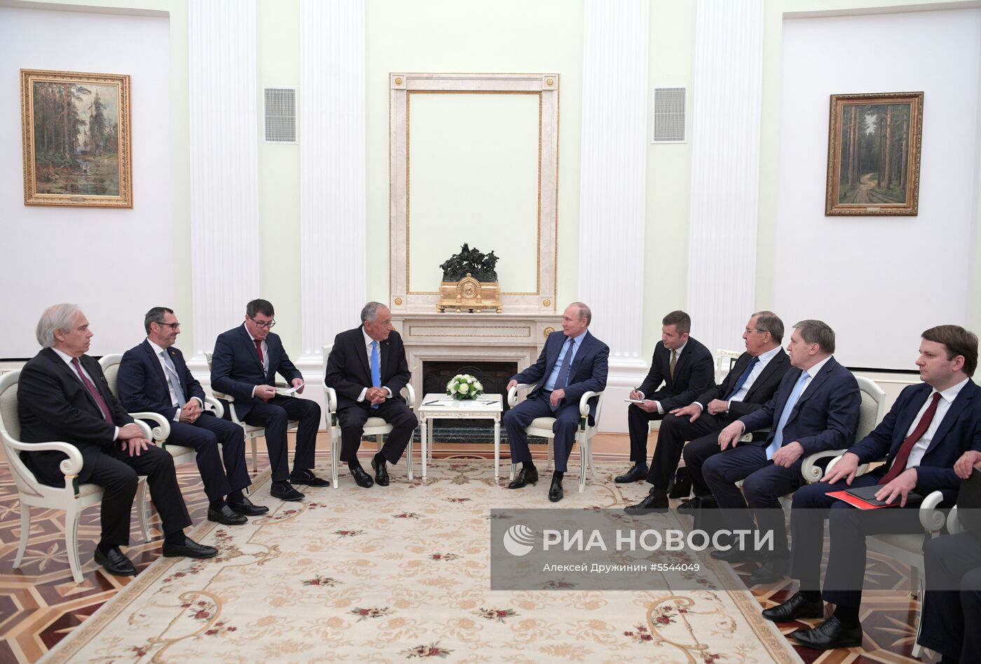 Президент РФ В. Путин встретился с президентом Португалии М. Ребелу де Созой