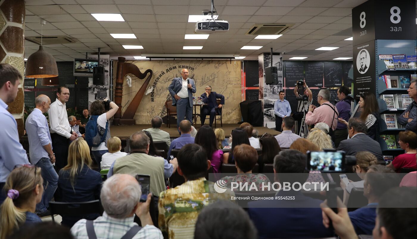 Ю. Лужков представил книгу "Россия на перепутье... Дэн Сяопин и старые девы "монетаризма"