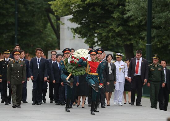 Президент Южной Кореи Мун Чжэ Ин возложил цветы к Могиле Неизвестного Солдата
