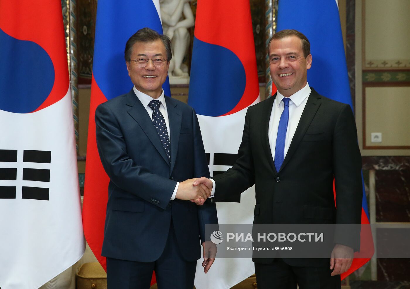 Премьер-министр РФ Д. Медведев встретился с президентом Южной Кореи Мун Чжэ Ином 
