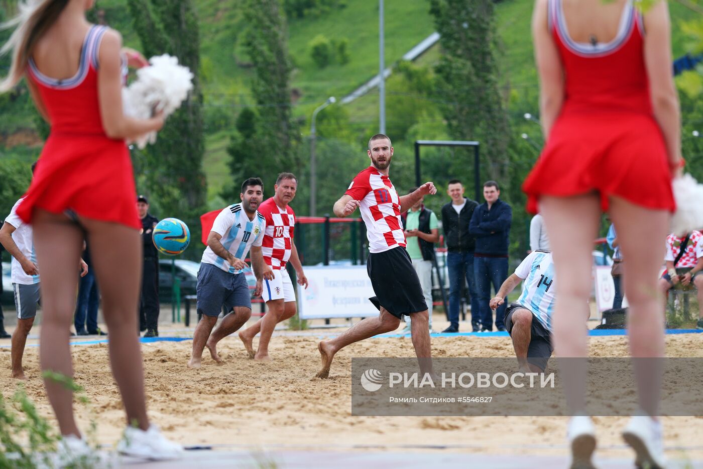 Товарищеский матч по пляжному футболу между болельщиками Аргентины и Хорватии