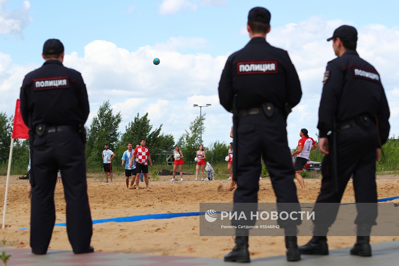 Товарищеский матч по пляжному футболу между болельщиками Аргентины и Хорватии