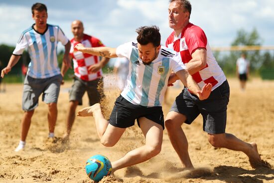 Товарищеский матч по пляжному футболу между болельщиками Аргентины и Хорватии