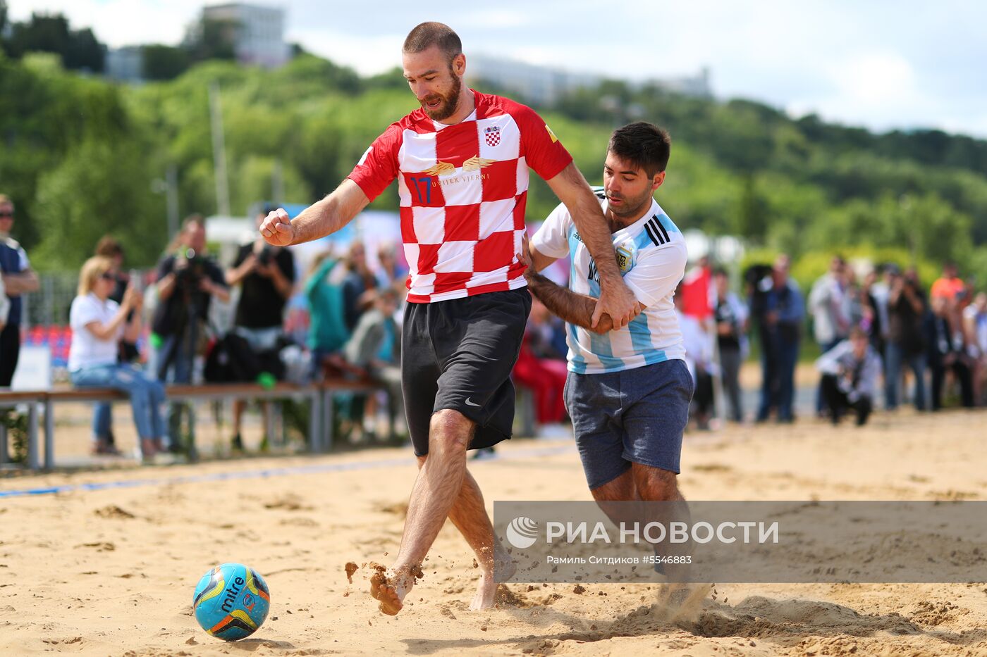 Товарищеский матч по пляжному футболу между болельщиками Аргентины и Хорватии