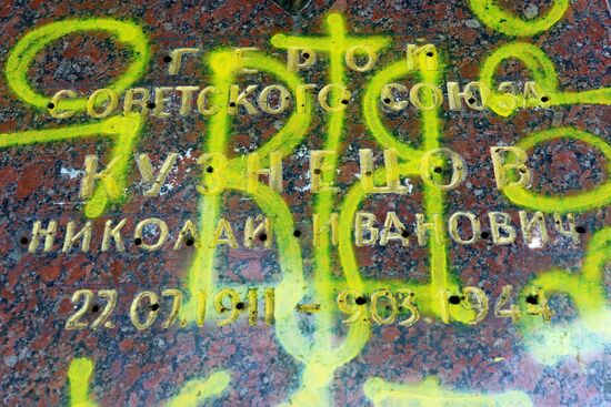 Во Львове вандалы осквернили могилу героя СССР