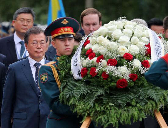 Президент Южной Кореи Мун Чжэ Ин возложил цветы к Могиле Неизвестного Солдата