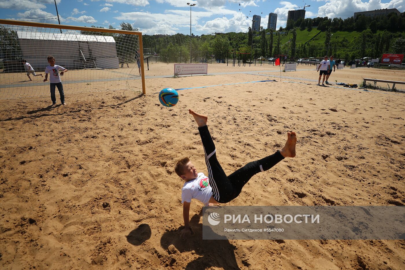 Товарищеский матч по пляжному футболу между болельщиками Аргентины и Хорватии