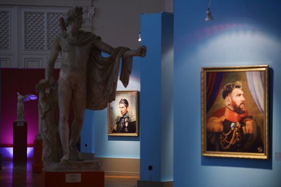 В музее Академии художеств открылась выставка "Подобно богам", приуроченная к ЧМ-2018 по футболу