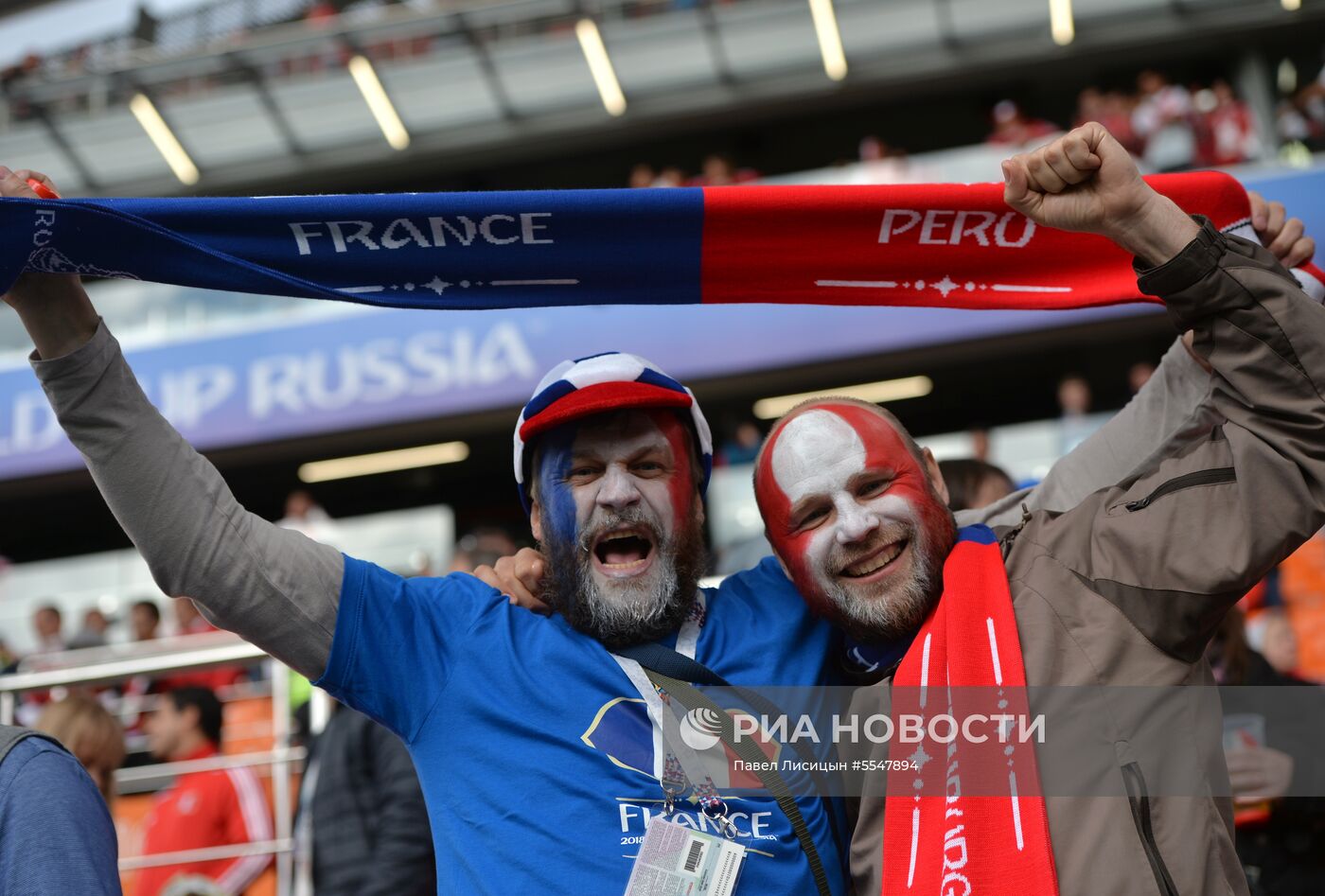 Болельщики перед матчем ЧМ-2018 по футболу между сборными Франции и Перу