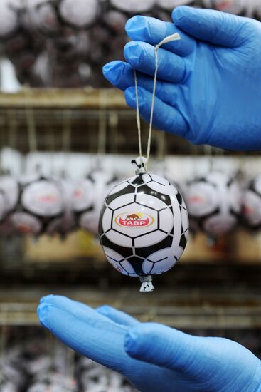 Производство колбасы в виде футбольного мяча