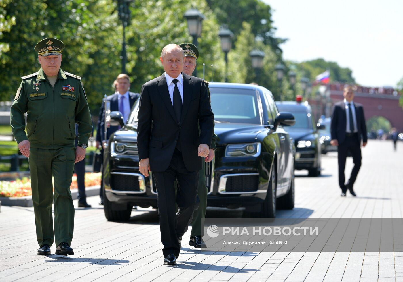 Президент РФ В. Путин и премьер-министр РФ Д. Медведев приняли участие в церемонии возложения венков к Могиле Неизвестного Солдата