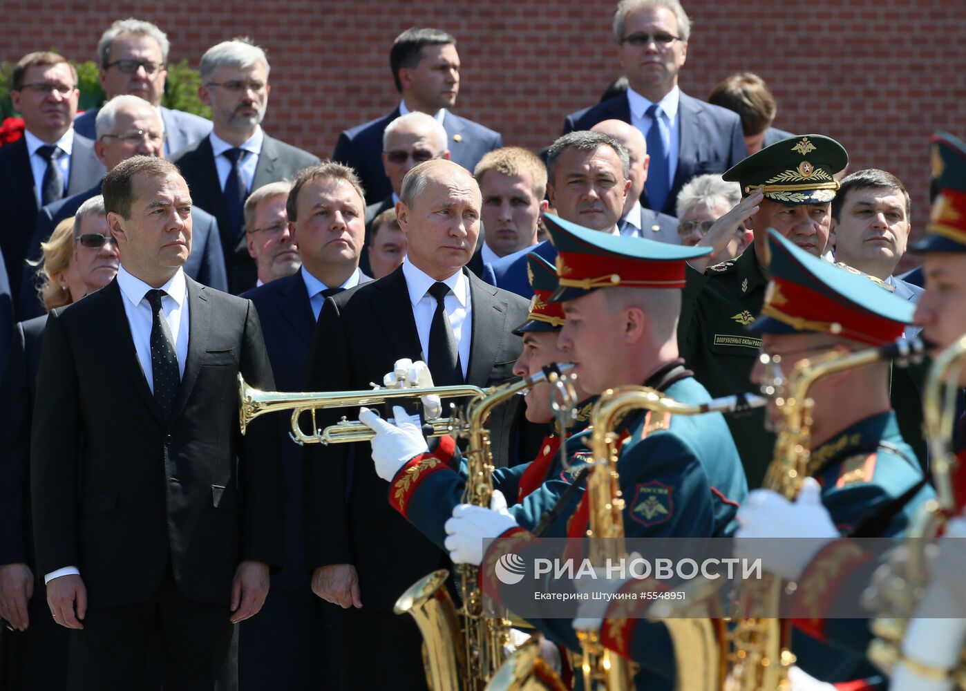 Президент РФ В. Путин и премьер-министр РФ Д. Медведев приняли участие в церемонии возложения венков к Могиле Неизвестного Солдата