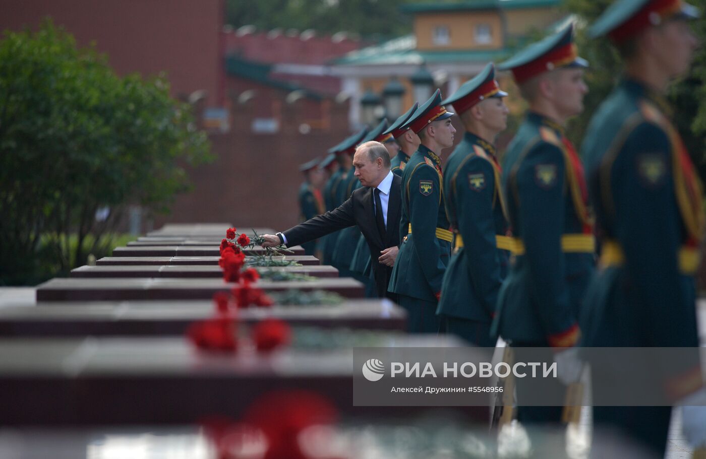Президент РФ В. Путин и премьер-министр РФ Д. Медведев приняли участие в церемонии возложения венков к Могиле Неизвестного Солдата