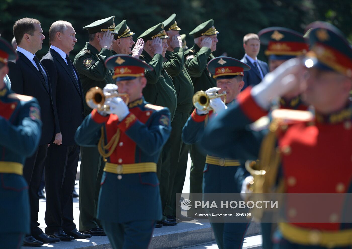 Президент РФ В. Путин и премьер-министр РФ Д. Медведев приняли участие в церемонии возложения венков к Могиле Неизвестного Солдата
