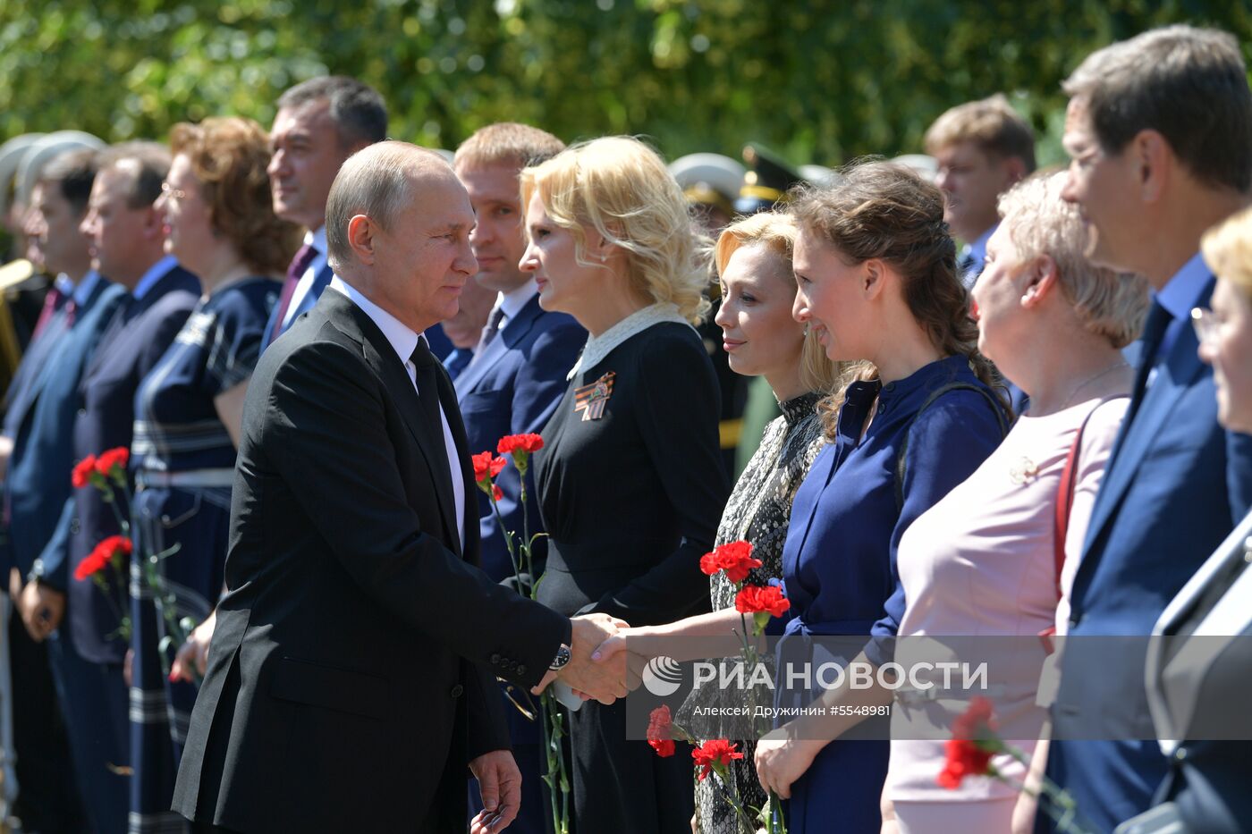 Президент РФ В. Путин и премьер-министр РФ Д. Медведев приняли участие в церемонии возложения венков к Могиле Неизвестного Солдата