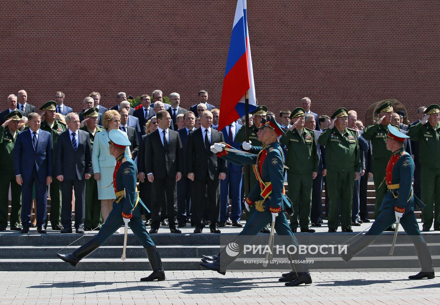 Президент РФ В. Путин и премьер-министр РФ Д. Медведев приняли участие в церемонии возложения венков к Могиле Неизвестного Солдата