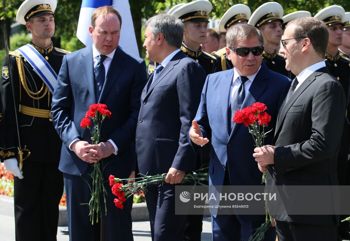 Президент РФ В. Путин и премьер-министр РФ Д. Медведев приняли участие в церемонии возложения венков к Могиле Неизвестного Солдата