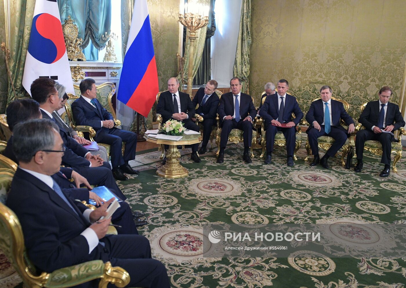 Президент РФ В. Путин встретился с президентом Республики Корея Мун Чжэ Ином