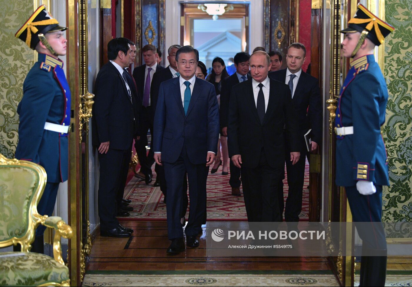 Президент РФ В. Путин встретился с президентом Республики Корея Мун Чжэ Ином