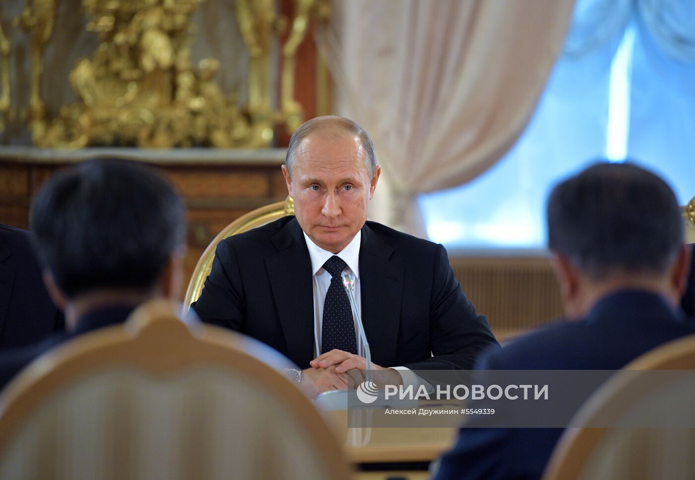 Президент РФ В. Путин встретился с президентом Республики Корея Мун Чжэ Ином
