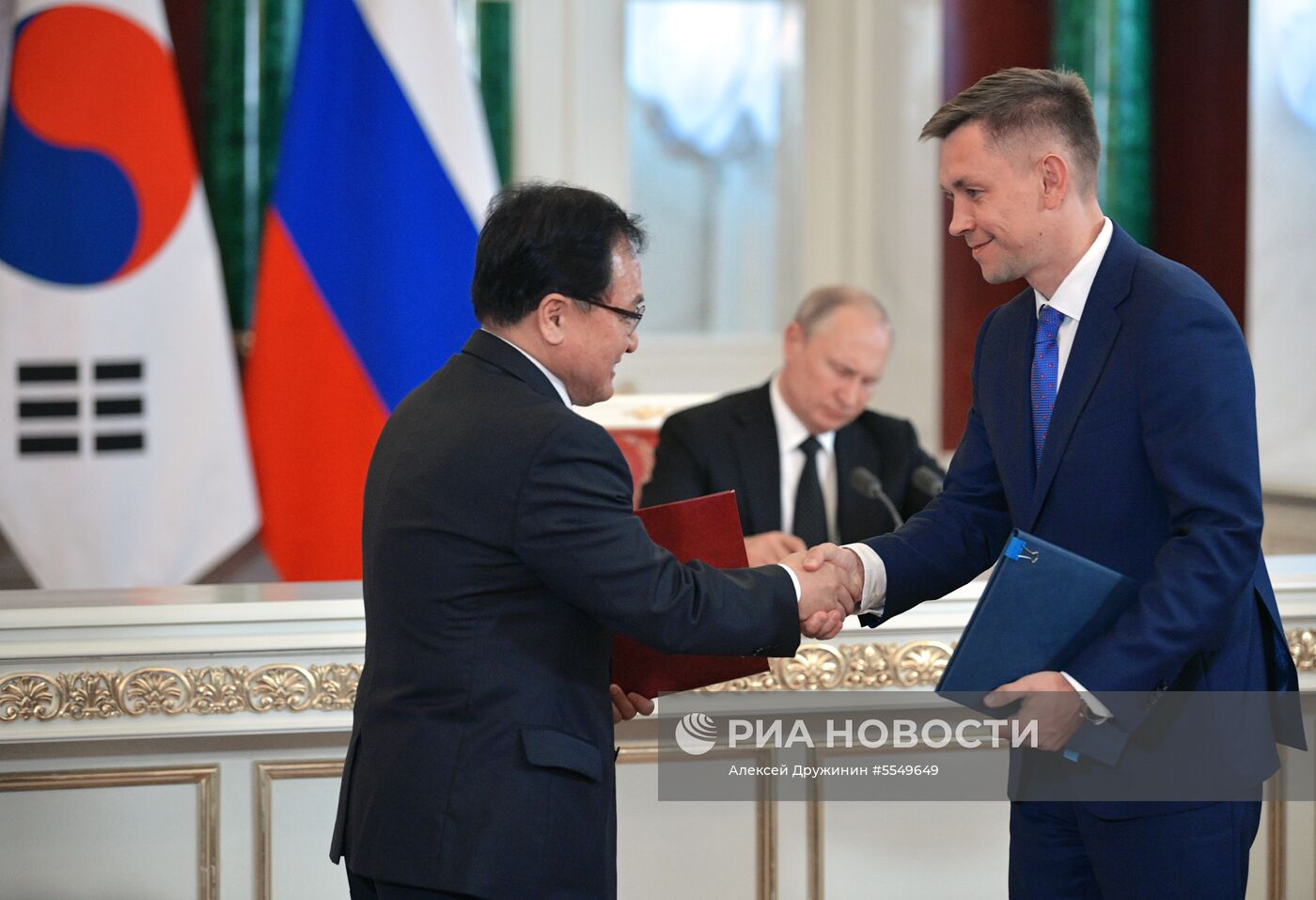 Президент РФ В. Путин встретился с президентом Республики Корея Мун Чжэ Ином