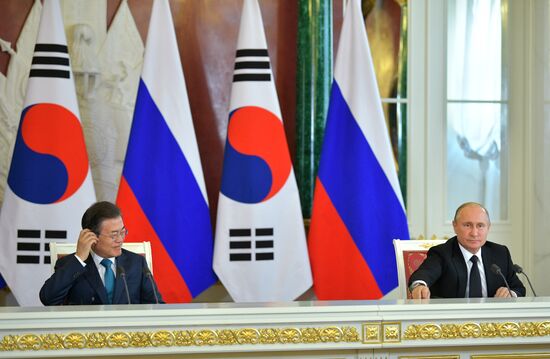 Президент РФ В. Путин встретился с президентом Республики Корея Мун Чжэ Ином
