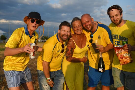 Шведские болельщики празднуют Мидсоммар в Сочи