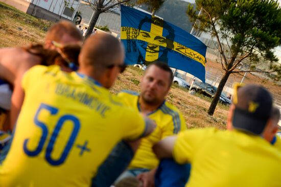 Шведские болельщики празднуют Мидсоммар в Сочи