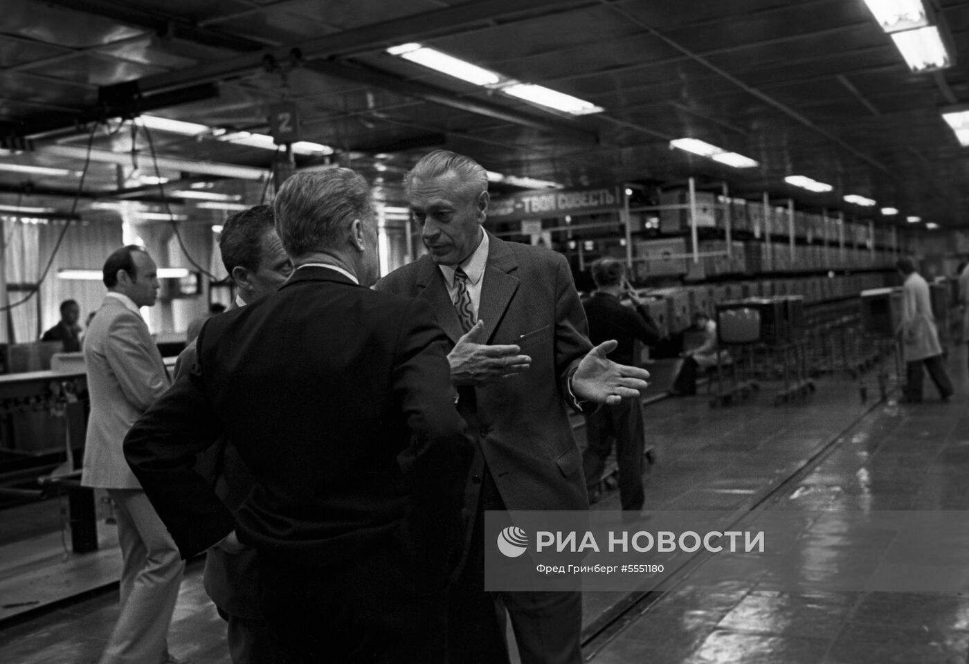 Завод электрон тюмень. Брежнев на заводе ЗИЛ 1976. Брежнев на заводе ЗИЛ. Рабочие завода ЗИЛ.