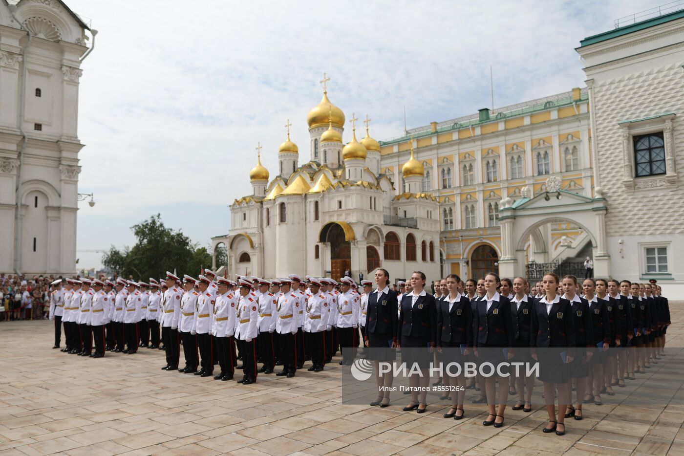 Торжественный выпуск московских военных училищ на Соборной площади в Кремле